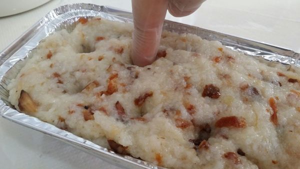 手指沾水弄濕，插入糯米糰中形成小孔。