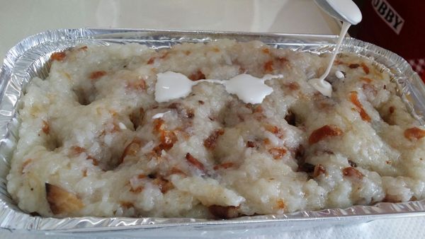 將粘米粉用3湯匙水拌勻後，逐少倒進小孔中。