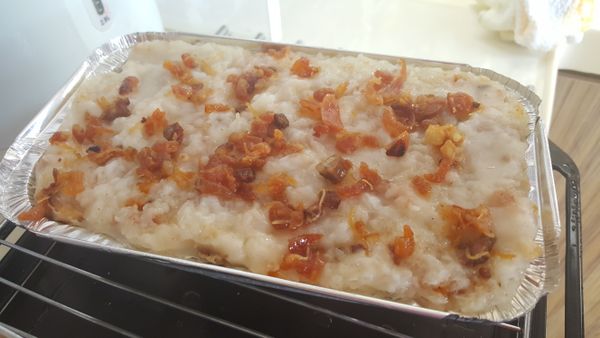 在糕面灑上少許臘味。