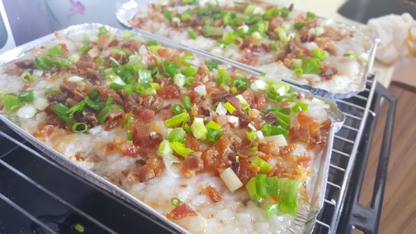 將糯米糕放入熱水中蒸約45分鐘，灑上蔥花及芝麻即可。