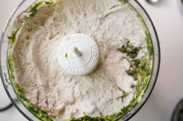 最後再將蓮藕粉及低筋麵粉放入攪打成均勻麵糊即可。