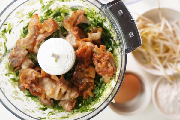 再將起先煎好的五花肉片放入一起打碎。