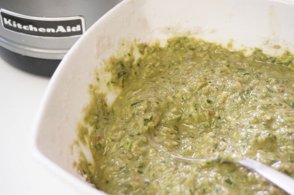 有了KA迷你食物調理機的幫忙下省下了許多切切剁剁的功夫，麵糊大概不到2分鐘就完成了