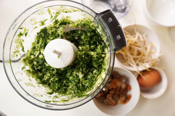 先將高麗菜和韭菜放入KA的迷你食物調理機中打碎。