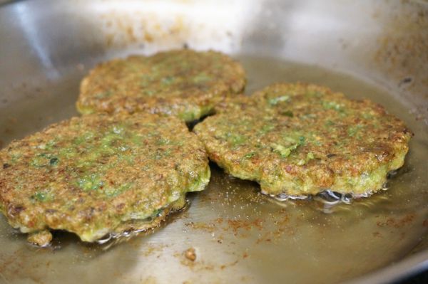 直接熱起先煎五花肉片的平底鍋，取適量的麵糊一面煎香後再翻面。
(記得麵糊不要放太多，略帶點厚度的煎餅不但比較容易熟透，也更香酥好吃
兩面都金黃焦香後即可盛起。
(煎的時候只要用鏟子輕輕碰一下煎餅確定是可以移動的狀態就可以翻面了)