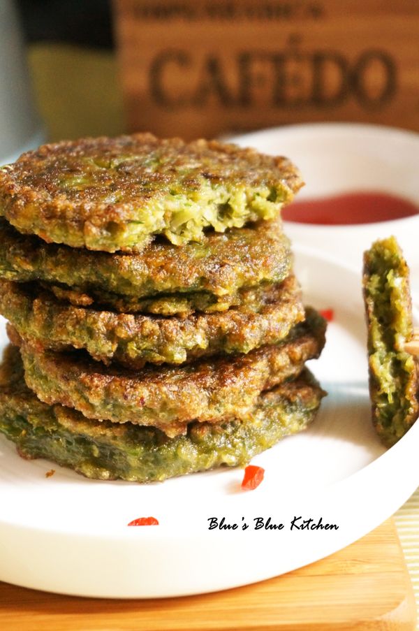 因為食材本身的組合香氣就很足，所以不用沾醬就很好吃了！重口味的朋友們也可以搭一點甜辣醬吃，非常美味！！
因為絕大部分是利用五花肉片釋出的油脂當作油量的來源，所以煎餅吃起來很清爽不膩，少油概念下還有滿滿的蔬菜，外酥內軟的口感，真的是極度秒殺款^_^