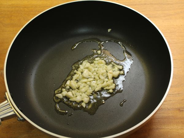 取一炒鍋, 加入一大匙油、蒜末小火煸香(勿煸焦, 避免產生苦味)