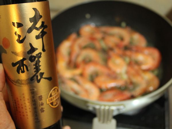 倒入[調味料]煮勻, 待蝦子呈U型取出擺盤 (V型半熟, O型過熟)