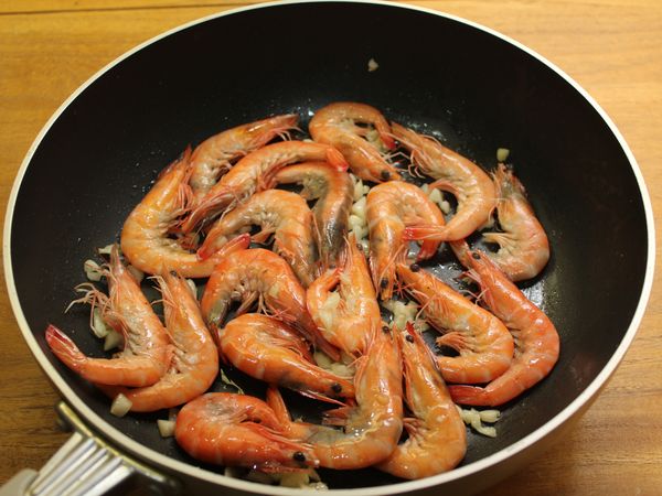 倒入蝦子鋪平, 改轉中火, 煎至由綠轉紅翻面 (蝦子煎過更香)