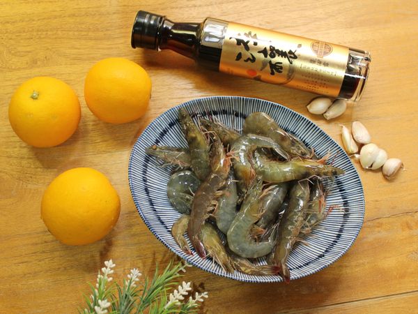 鮮蝦剪去尖角長鬚; 蒜頭去除外膜切末