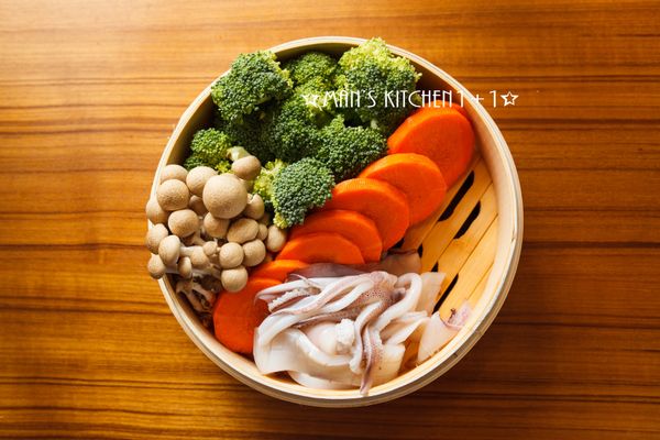 把蔬菜與透抽切成塊狀後放置於蒸籠。