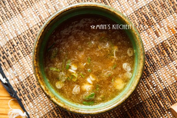 把醬料的材料均勻混合後備用。