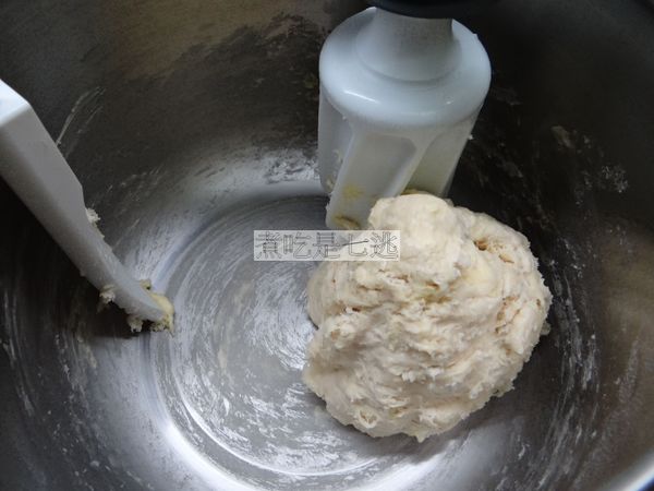 無鹽奶油事先切小塊，室溫放軟，分次放入鋼盆，中速3點鐘方向，攪拌4-5分鐘