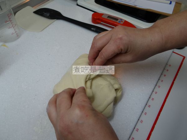 拿出麵糰，利用摺疊，拉出麵糰筋性