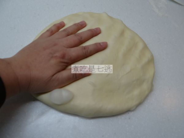 基發好的麵糰，用手掌由中間向外面輕壓出空氣，切割成16等份
