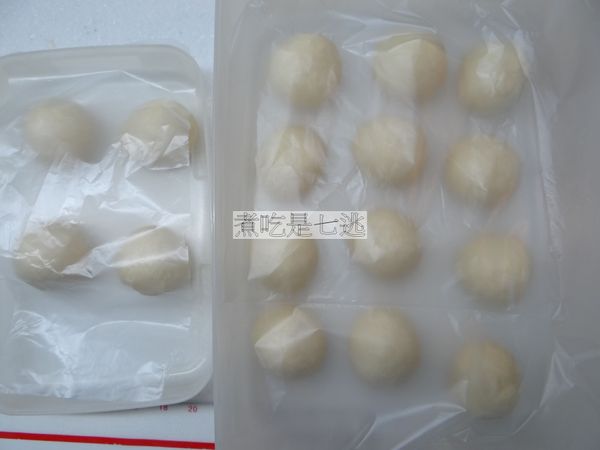 分割重量：每個40g，滾圓後蓋上塑膠袋，避免麵糰風乾
中間發酵：15分鐘