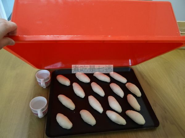最後發酵：50分鐘 溫度38度 濕度80%~85%(冬天在烤盤旁邊放溫水，蓋上塑膠蓋發酵到2倍大)，後發完成前的20分鐘，預熱烤箱190/170(我的烘王220/190)