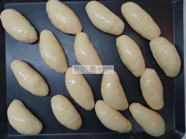 後發好的麵糰，表面刷上過篩的全蛋液，進烤箱