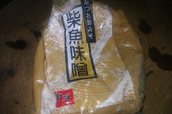 取出爭鮮販售的柴魚味增約3大匙