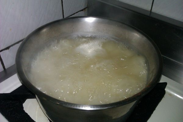 味增與滾水一起燉煮