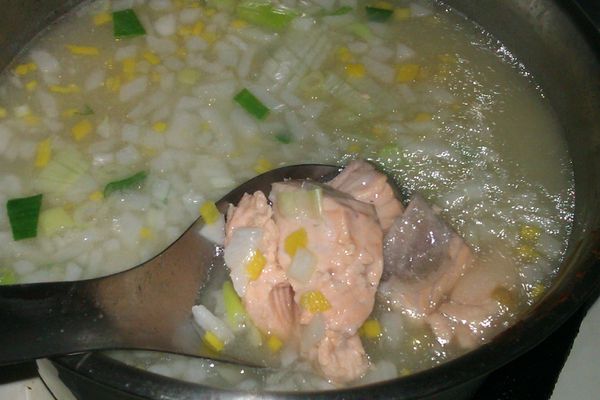 滾煮中散發出濃郁的味增與鮭魚香