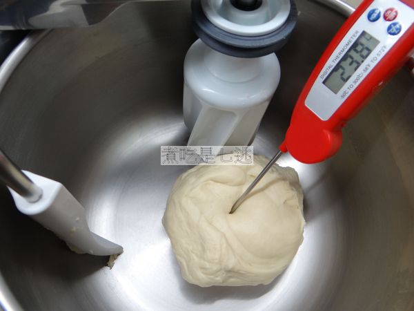 再用中高速5點鐘方向，攪拌3-4分鐘(終溫23.8度)