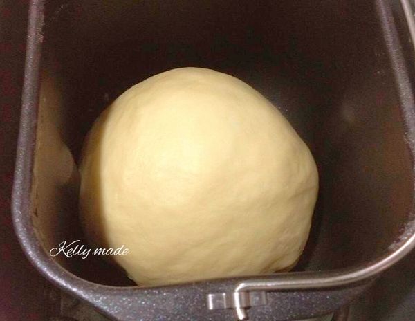 將所有材料依上述順序放入麵包機中（即發酵母粉最後放在麵粉上挖個洞置入，再用麵粉蓋住，切記酵母不能與鹽巴碰在一起），因材料比例較多，我有讓麵包機多攪拌15分鐘，再使用麵團發酵模式拌合所有材料，直至麵團變得光滑。