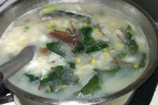 將海帶，火鍋豆腐丁，木耳絲通通下鍋一起轉中火滾煮約5分鐘，即可放入少許鹽巴及胡椒粉調味