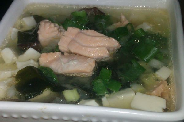 喝湯前再灑入蔥花及少少的香油增加香氣!