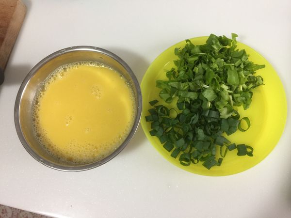 蛋液、水打好備用；蔥、菠菜切碎備用