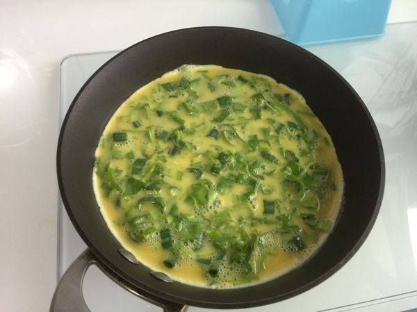 用小平底鍋，冷鍋加油燒至鍋熱，等待鍋熱時將蔥花、菠菜、鹽加入蛋液稍微拌一下；將拌好的蛋液倒入鍋中，用筷子將菜稍微撥一下使其均勻分佈；蓋上鍋蓋等蛋熟即可。