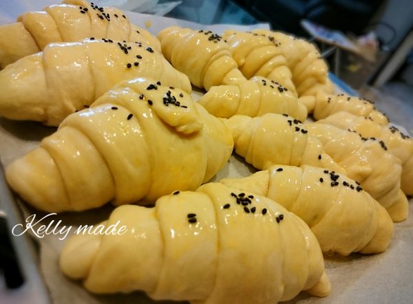 Kelly把整盤放入烤箱中，等待二次發酵（這樣可避免水分散失）冬天大約一小時後，發酵至2倍大就完成二次發酵準備入烤箱囉！！