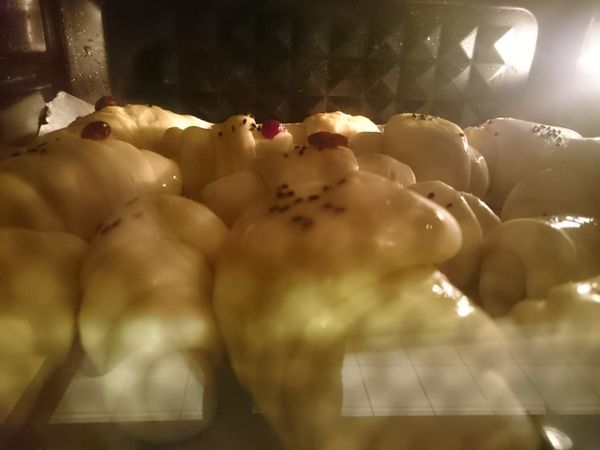 烤箱先以230℃預熱好，上火190下火200烤15～18分鐘左右（每家烤箱有點不同，大約10分鐘時就最好在烤箱旁看著，萬一表面上色太快可以立刻舖上一張錫箔紙）