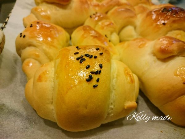 焦香酥脆的奶油麵包卷香噴噴出爐！外脆內軟讓人食指大動，保證妳忍不住一個接一個想一直吃下去呢！