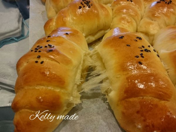 因為製作麵包時裡面夾一小塊鹹奶油，吃的時候微鹹又帶有黑糖香氣，組織細膩牽絲，真的是太～好～吃～惹😋😋😋！