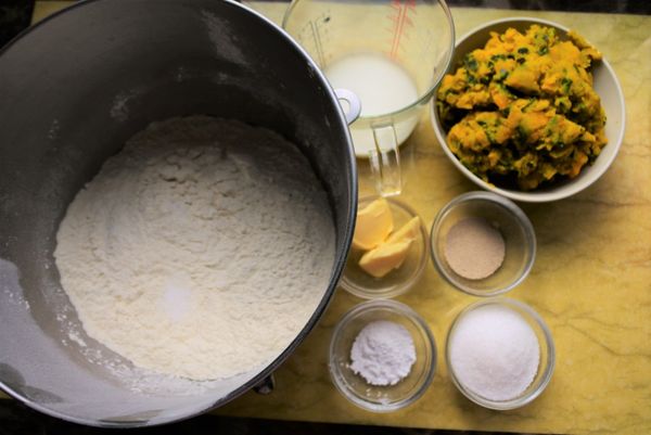 南瓜連皮蒸熟搗成泥待涼
酵母粉加入牛奶中泡溶
所有食材備好