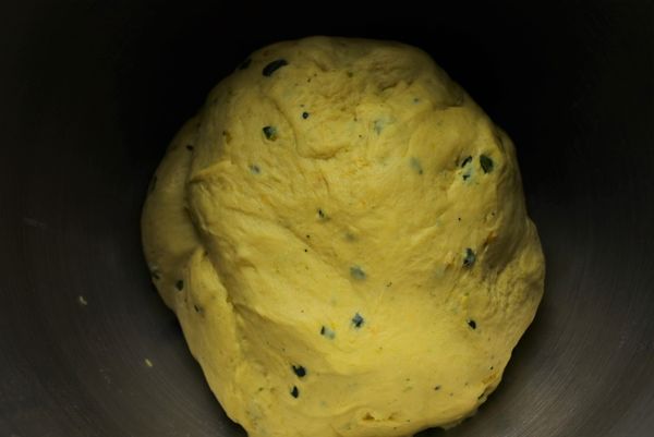 將所有食材放入鋼盆中攪拌均勻