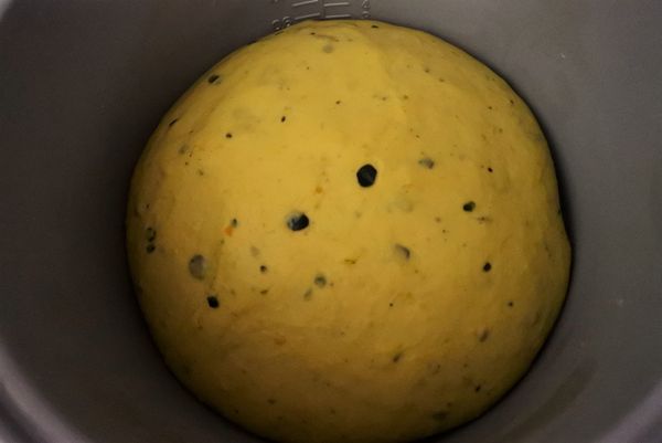 步驟2取出揉圓用濕毛巾或保鮮膜包好靜置發酵約20-40分鐘(2倍大)