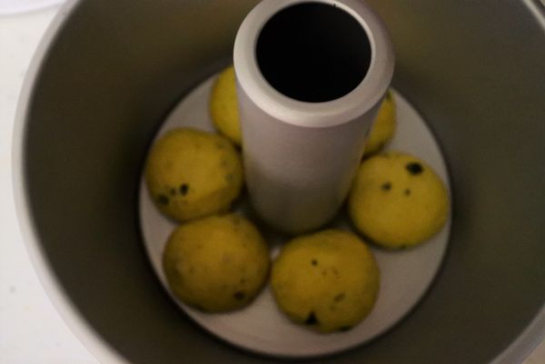 將步驟四分割成每個約50克的麵團揉圓
放入容器裡在靜制約15分鐘~放入電鍋中蒸20分左右完成