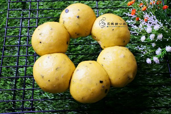 取出待涼就是好吃又Q彈的蒸麵包