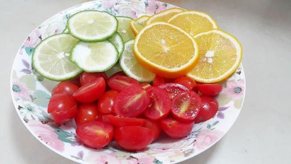 先備料把檸檬切片/柳丁切片/番茄切半/小黃瓜拍碎切小條(冰鎮)
洋蔥切絲(冰鎮)/香菜切碎/三層肉醃(香油.米酒.胡椒粉)切小條