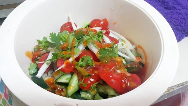 準備一個大碗 倒入三層肉/小番茄/小黃瓜/洋蔥絲/香菜碎
加入調味料泰式酸辣醬 可依個人喜好調味 拌勻後裝盤