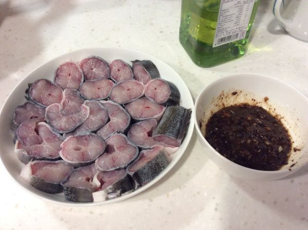 鰻魚用微滾熱水燙，見到有白色的濃稠物時用刀刮除 ，洗淨抹乾水份切片，豆豉蒜頭切末，熱鍋下2湯匙油將豆豉 蒜末爆 香，放在碗裏加上調味料攪拌。