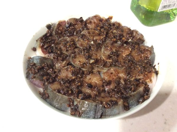 攪拌好的調味料放在鰻魚上。