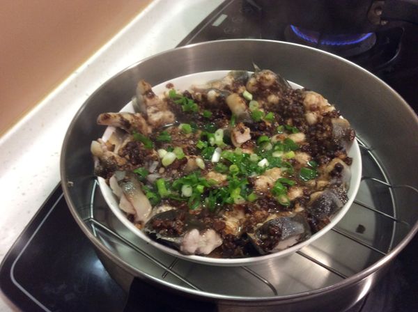 水滾才下鍋，大火滾水蒸10分鐘，蒸熟後灑上 蔥粒，完成。