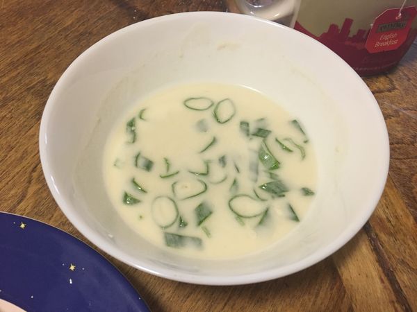 中筋麵粉與水混合攪拌，並將蔥切段丟入，靜置15分鐘。