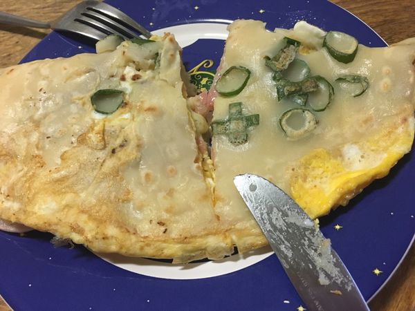 待餅皮煎熟後，丟入自己喜愛的食材，完成。