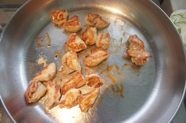 熱油鍋，將雞肉煎至兩面金黃變色後，先呈起備用。