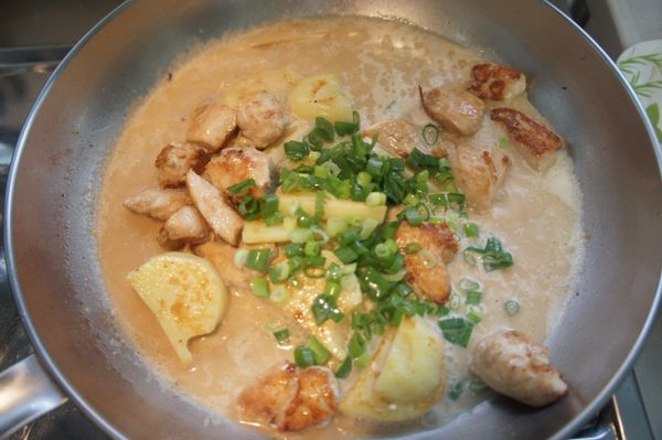 將雞肉下鍋，與蔥白、馬鈴薯稍微拌炒後，倒入調味料A與蔥花，蓋鍋以小火悶煮5分鐘。