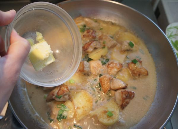 開鍋，並轉大火將湯汁收得濃稠，再下調味料B，攪拌均勻後即完成。